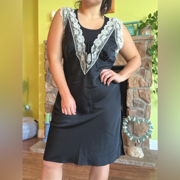 Abercrombie & Fitch contrast lace midi slip dress in black - Picture 5 of 11